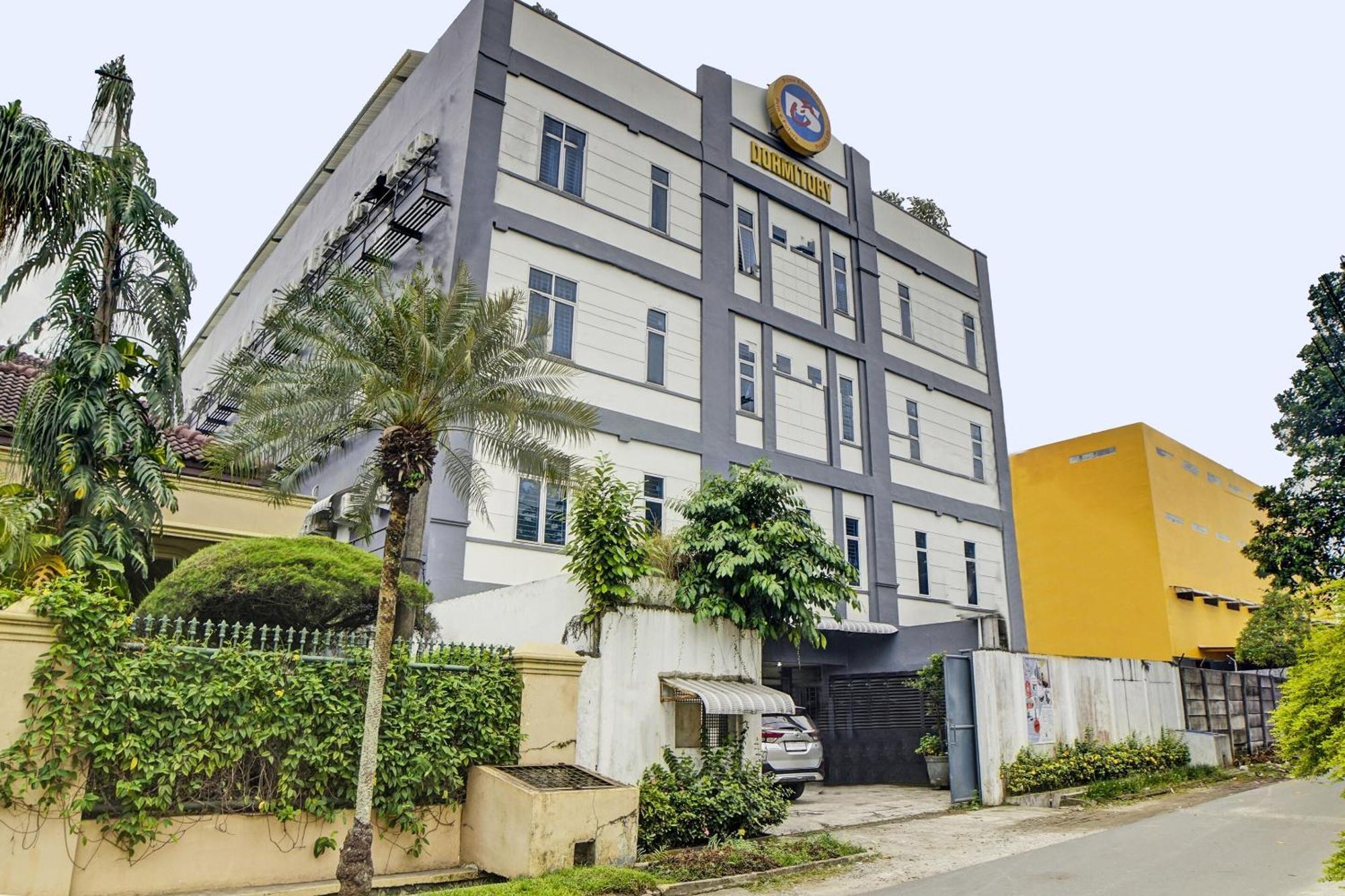 Spot On 92822 Finest House Near Amplas Bus Terminal Медан Экстерьер фото
