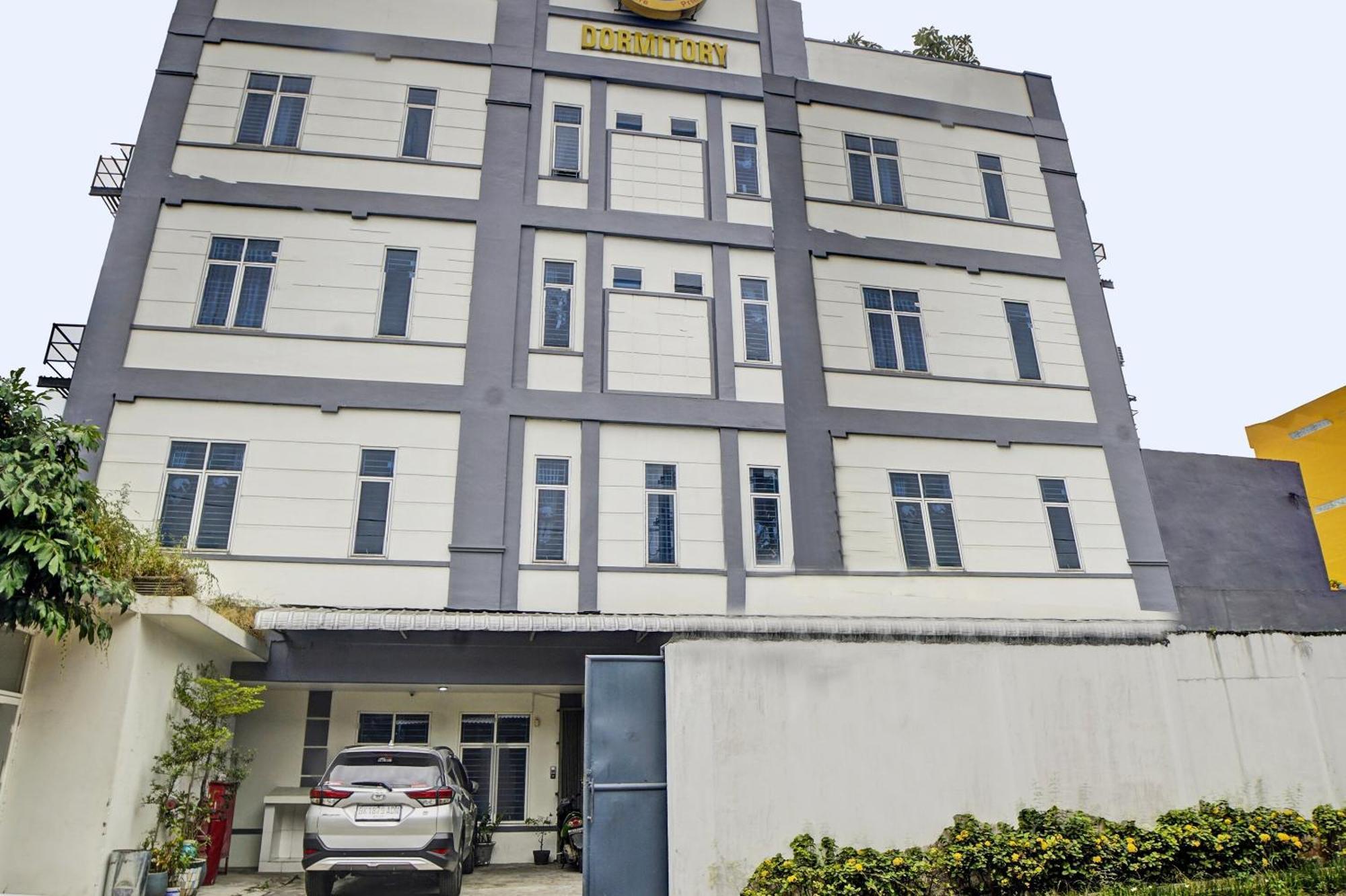Spot On 92822 Finest House Near Amplas Bus Terminal Медан Экстерьер фото