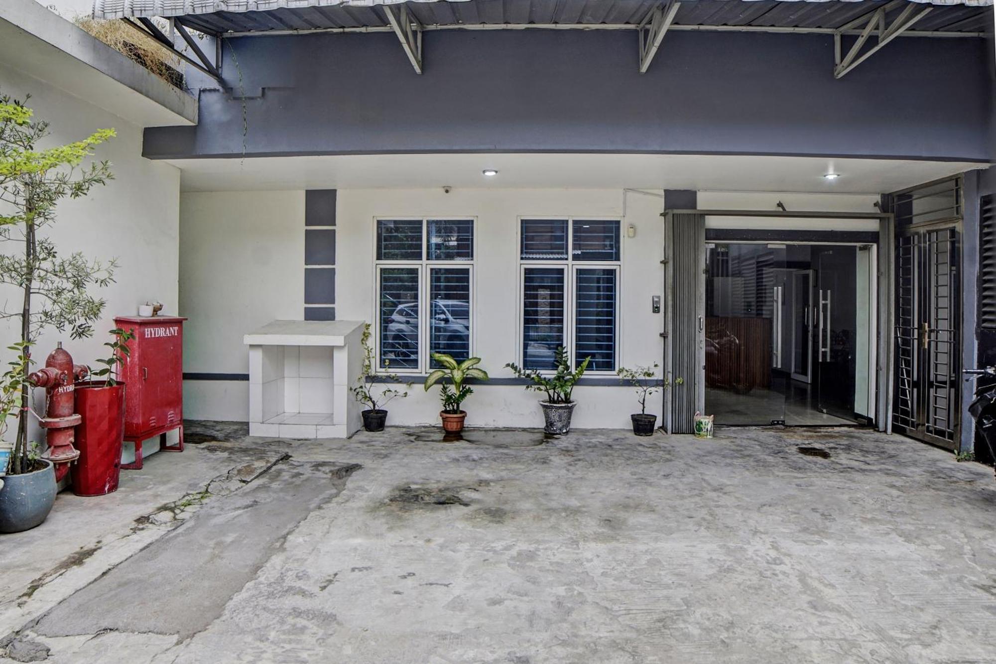 Spot On 92822 Finest House Near Amplas Bus Terminal Медан Экстерьер фото